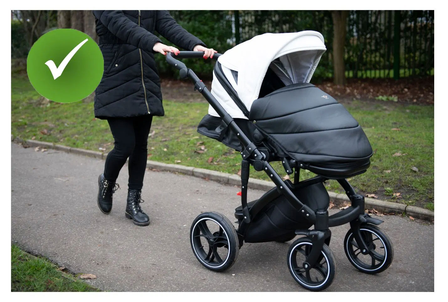Correct position to avoid back pain when pushing a pushchair